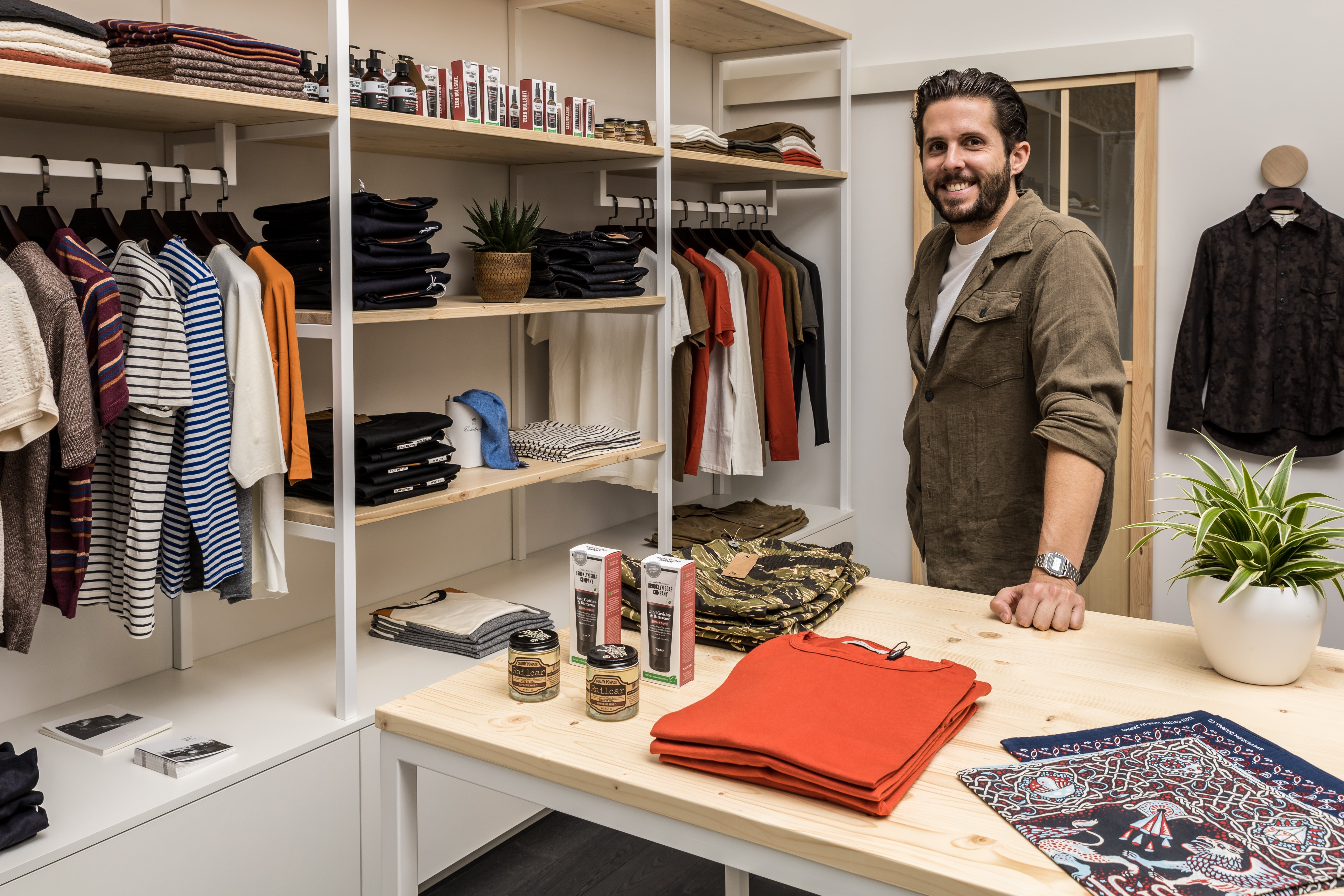 La boutique Recall Clothing est maintenant ouverte à la rue d'Aoste 3, à Genève. Que vous soyez à la recherche d'un jean (denim), d'une chemise ou encore d'un t-shirt, chez Recall Clothing vous trouverez une collection rafinée de vêtements et accessoires
